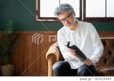 趣味のゴルフクラブを拭くシニア男性 92413494