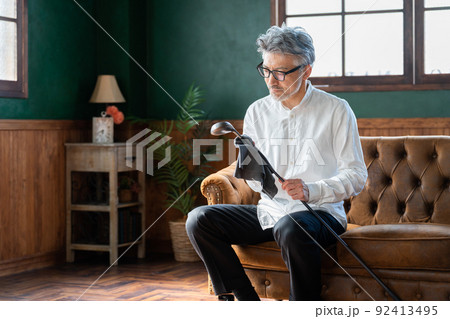 趣味のゴルフクラブを拭くシニア男性 92413495