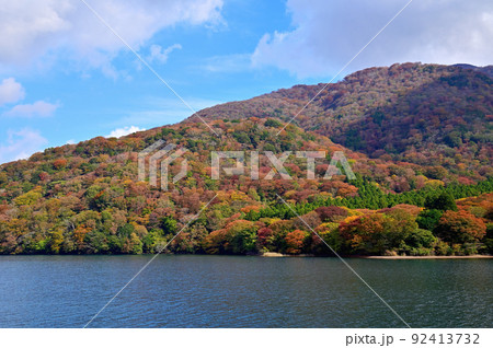 箱根芦ノ湖の紅葉 92413732
