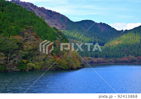 箱根芦ノ湖の紅葉 92413868