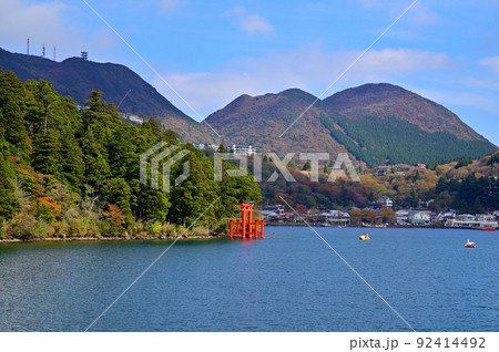 箱根芦ノ湖の紅葉 92414492