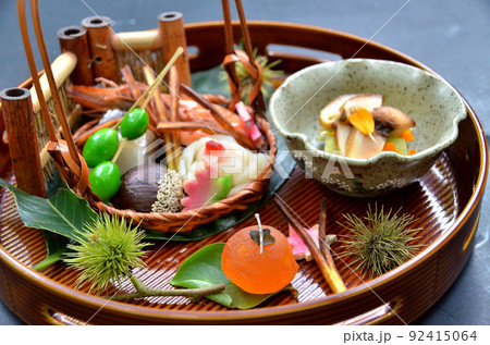 日本料理の秋の会席コース　前菜盛り付けイメージ 92415064