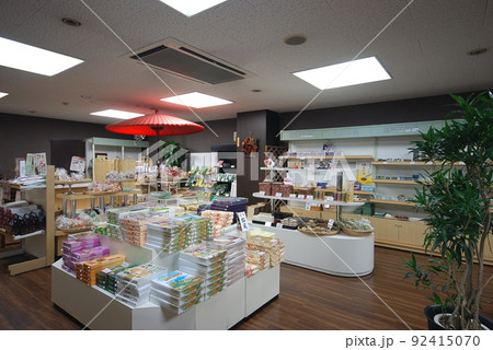 小さな温泉旅館の売店のイメージ 小さな温泉旅館の売店のイメージ 92415070