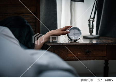 目覚まし時計を止める手 92416005