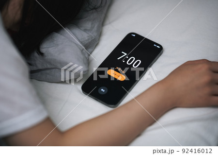 アラームが鳴るスマホ アラームが鳴るスマホ 92416012