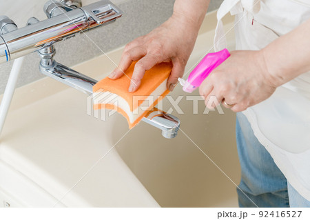 【風呂掃除をするミドル主婦　スプレー　水栓有】 92416527
