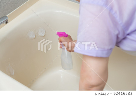 【風呂掃除をするミドル主婦　泡　水栓有】 92416532