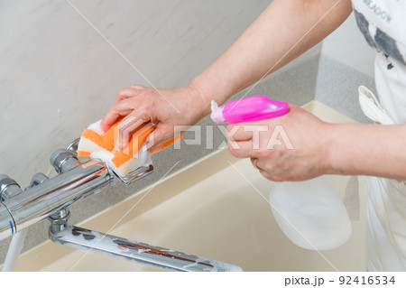【風呂掃除をするミドル主婦 スプレー 水栓有】 【風呂掃除をするミドル主婦 スプレー 水栓有】 92416534