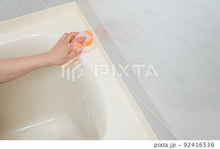 【風呂掃除をするミドル主婦　泡有り】 92416536