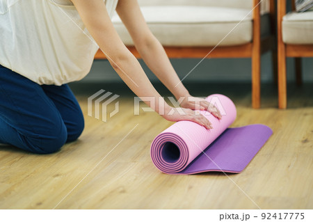 ヨガマットを巻く女性 ヨガマットを巻く女性 92417775