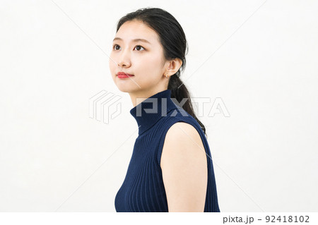 若い女性のポートレート 92418102
