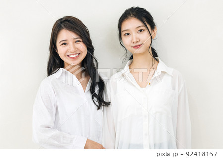 若い女性のポートレート 92418157