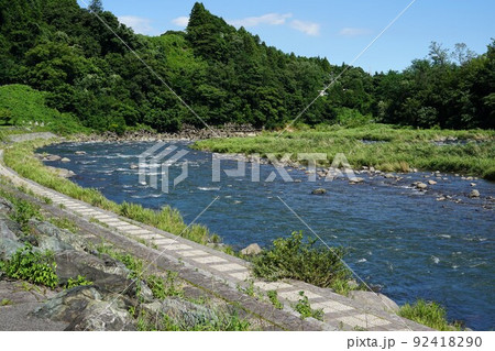 群馬県渋川市の吾妻線小野上温泉駅周辺の吾妻川の風景 群馬県渋川市の吾妻線小野上温泉駅周辺の吾妻川の風景 92418290