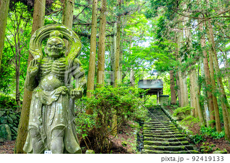 夏の両子寺　仁王像　大分県国東市 92419133