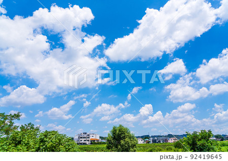 住宅街と夏空 92419645
