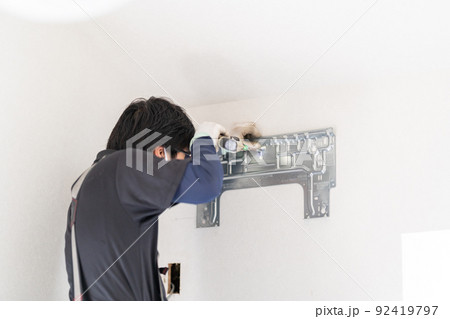 エアコン工事　室内機の背板取り付け工事　据付板を固定　裏板　左配管 92419797