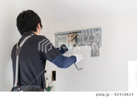 エアコン工事　室内機の背板取り付け工事　据付板を固定　裏板　左配管 92419814