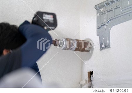 エアコン取付工事　コアドリル回転振動　ボードホールソー　左配管 92420195