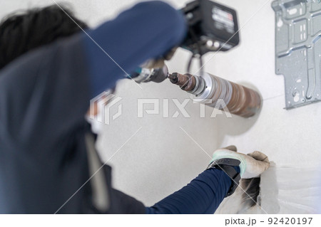 エアコン取付工事 コアドリル回転振動 ボードホールソー 左配管 エアコン取付工事 コアドリル回転振動 ボードホールソー 左配管 92420197