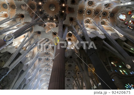 アントニ・ガウディ　サグラダ・ファミリア 内の天井装飾 92420675