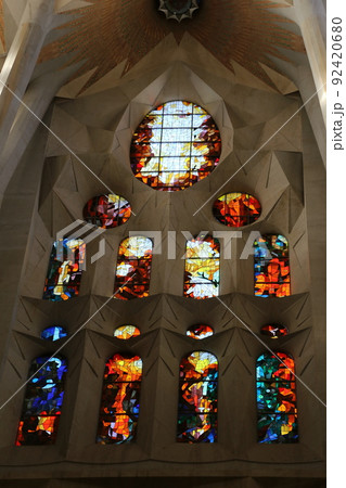 アントニ・ガウディ　サグラダ・ファミリア内ステンドグラス  92420680
