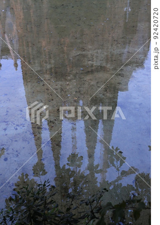 アントニ・ガウディ　水面に映るサグラダ・ファミリア  92420720