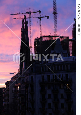 アントニ・ガウディ　サグラダ・ファミリア 夕焼けのシルエット 92420723