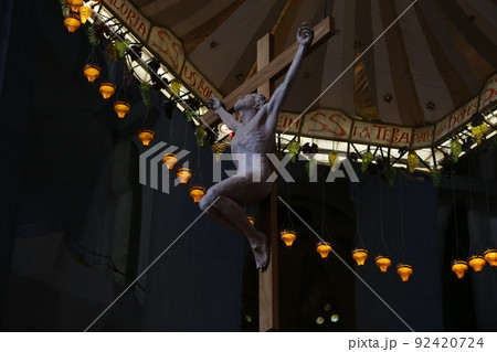 アントニ・ガウディ　サグラダ・ファミリア 内のキリスト像 92420724