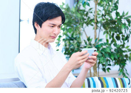 男性 スマホ リビング 男性 スマホ リビング 92420725