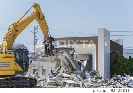 ショベルカーを使用した解体作業。建物の取り壊し。 92420851