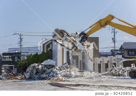 ショベルカーを使用した解体作業。建物の取り壊し。 92420852