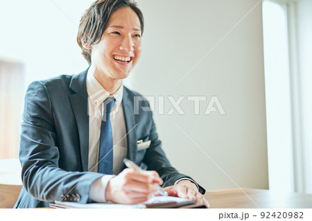 訪問営業をする若い男性 92420982