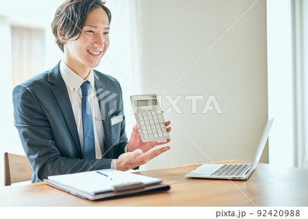 訪問営業をする若い男性 92420988