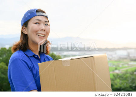街に配達する引っ越し屋さんのイメージ　正面 92421083