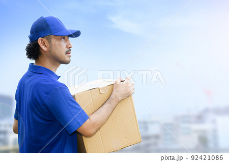 街と引っ越しやさんのイメージ 　右にコピースペースあり 92421086