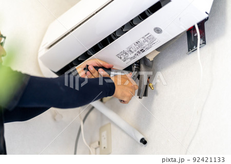 エアコン取付工事　冷媒ガス配管のフレア接続部分をナットで押しつぶす　ガス漏れ防止 92421133