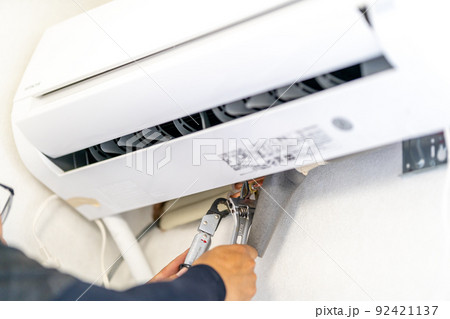 エアコン取付工事　冷媒ガス配管のフレア接続部分をナットで押しつぶす　ガス漏れ防止 92421137