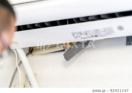 エアコン取付工事　冷媒ガス配管のフレア接続部分をナットで押しつぶす　ガス漏れ防止 92421147