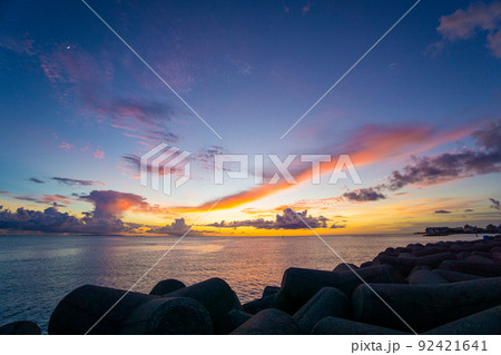 沖縄県 夕焼け マジックアワーの海の風景 沖縄県 夕焼け マジックアワーの海の風景 92421641