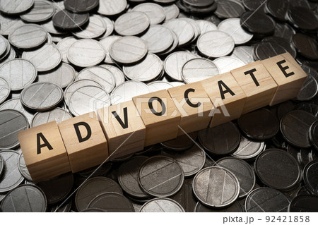 弁護・擁護のイメージ｜「ADVOCATE」と書かれたブロックとコイン 92421858