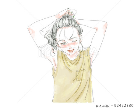 暑くて髪を結ぶ女性 92422330