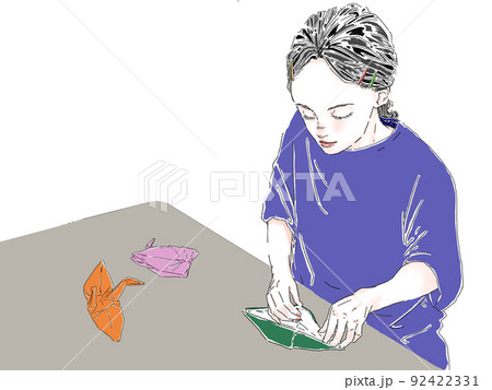 折り鶴を折る女性 92422331