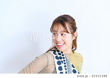 私服の若い女性 シースルーファッション 私服の若い女性 シースルーファッション 92422386