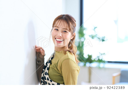 私服の若い女性　シースルーファッション 92422389