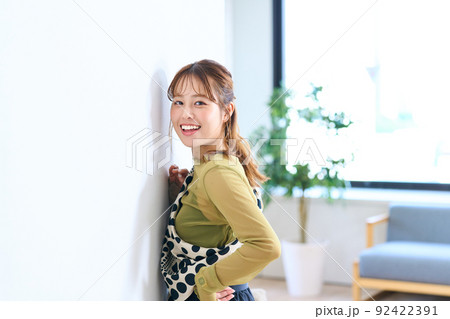 私服の若い女性 シースルーファッション 私服の若い女性 シースルーファッション 92422391