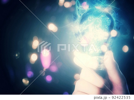 光輝く電球 92422535