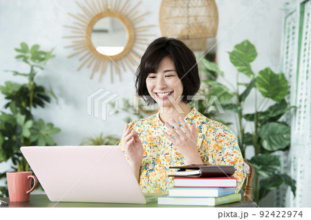 女性 テレワーク リモートワーク リモート会議 女性 テレワーク リモートワーク リモート会議 92422974