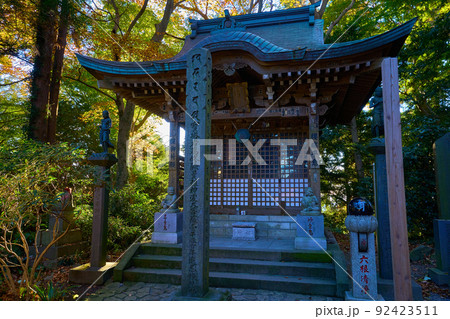 秋の東京八王子市の高尾山の浄心門付近の神変堂(じんぺんどう) 秋の東京八王子市の高尾山の浄心門付近の神変堂(じんぺんどう) 92423511