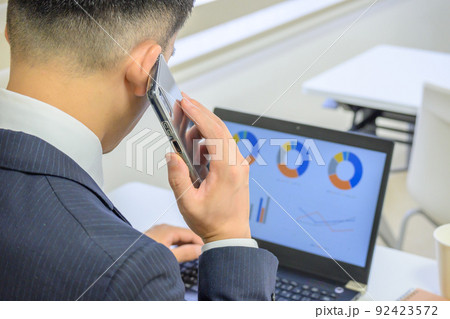 パソコン中のビジネスマン 男性 30代 パソコン中のビジネスマン 男性 30代 92423572