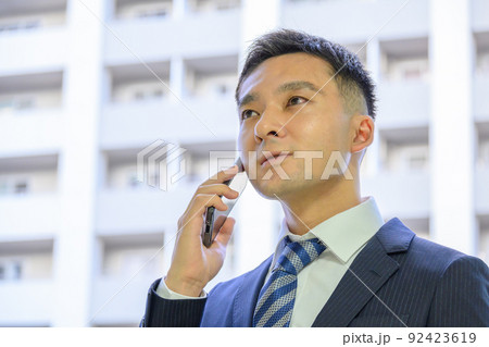 電話中のビジネスマン 男性 30代 電話中のビジネスマン 男性 30代 92423619